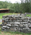 Borgund gl, kyrkjegardsmuren, søraustre hjørne, AMH 2009.jpg