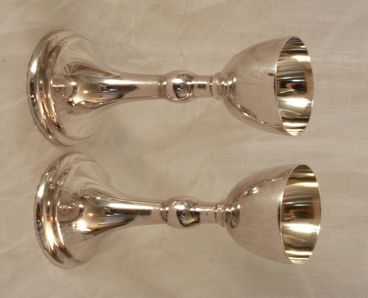 Fil:Odda kyrkje, særkalkar, AMH 2008.jpg