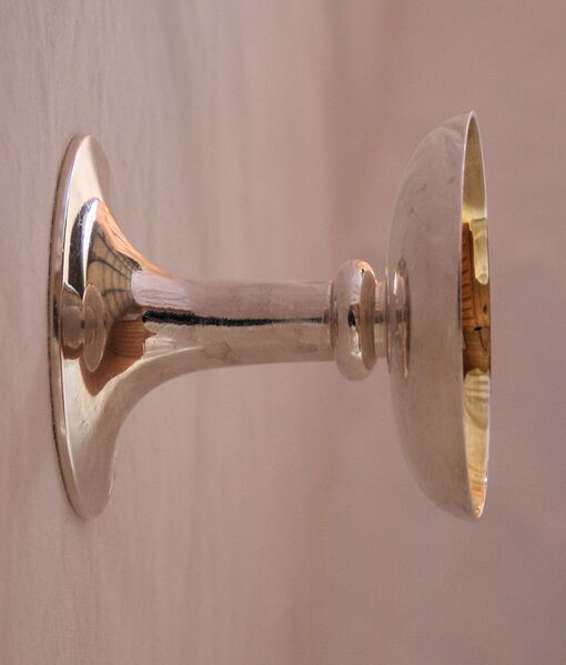 Fil:Stamnes kyrkje, særkalk, AMH 2008.jpg