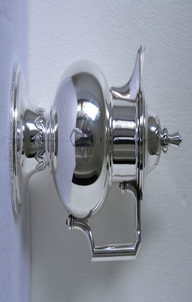 Fil:Vaksdal kyrkje, vinkanne, AMH 2008.jpg